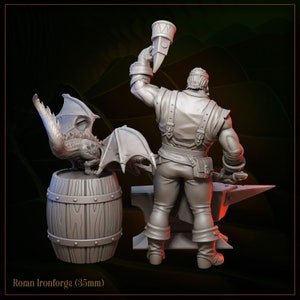 Puede incluir: Una figura miniatura gris de 35 mm de un enano herrero sosteniendo un martillo, de pie sobre un yunque. Una pequeña figura de dragón gris está posada sobre un barril detrás del herrero. La figura está etiquetada como "Roran Ironforge (35mm)".