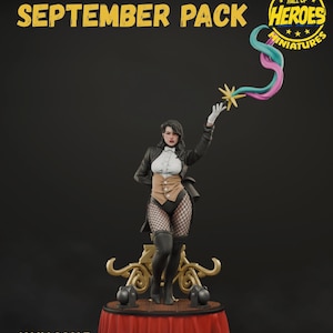 Könnte beinhalten: Eine 40-mm-Miniatur einer Zauberin in schwarzer Jacke, weißem Hemd und Netzstrümpfen, die einen sternförmigen Gegenstand mit bunten Bändern hält. Die Miniatur steht auf einer Bühne mit rotem Vorhang und goldenen Akzenten. Der Text "SEPTEMBER PACK" steht oben.