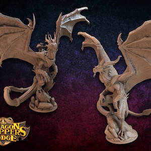 Könnte beinhalten: Eine detaillierte, graue Plastikminiatur eines Drachen mit ausgebreiteten Flügeln. Der Drache steht auf einem felsigen Sockel. Die Miniatur ist Teil eines Sets für ein Tabletop-Rollenspiel.
