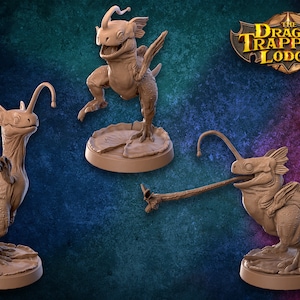 Puede incluir: Tres figuritas en miniatura, de color marrón y pintadas, de una criatura fantástica con un hocico largo y una aleta en la espalda. La criatura está de pie sobre una base redonda. El texto "The Dragon Trappers Lodge" es visible en el fondo.