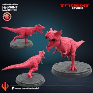 Può includere: Tre modelli di dinosauro rosa stampati in 3D in posa su basi circolari grigie. I dinosauri sono in varie pose, uno rivolto in avanti, uno di lato e uno rivolto all'indietro. I modelli sono dettagliati e realistici, con pelle testurizzata e denti affilati.