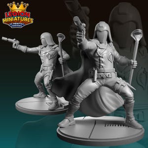 Puede incluir: Dos figuras grises impresas en 3D de un personaje con uniforme de estilo militar, casco y capa, sosteniendo una pistola y un bastón con cabeza de cobra. Las figuras están sobre plataformas circulares. El logotipo "Legion Miniatures 3D Printing Designs" está arriba a la izquierda.