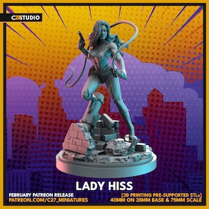 Pode incluir: Uma miniatura cinza de super-heroína feminina impressa em 3D segurando uma arma e um chicote. A figura está em pé sobre uma base de tijolos quebrados e está em uma pose de ação dinâmica. A figura tem 40 mm de altura e é projetada para impressão 3D.