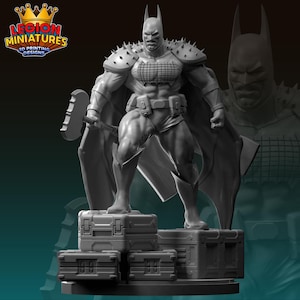 Puede incluir: Una miniatura de Batman impresa en 3D de color gris, que lleva una armadura con pinchos y sostiene un hacha grande. La miniatura está de pie sobre una base con varias cajas apiladas.