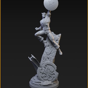 Puede incluir: Figura en miniatura gris de Capitán América en pose dinámica, con su escudo en alto. La figura está montada sobre una base detallada. Texto: "SILVER AGE CAPTAIN AMERICA" y "40MM ON 35MM BASE". El logotipo de C2-STUDIO es visible.