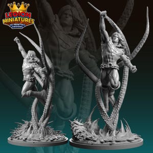 Peut inclure: Miniature grise imprimée en 3D représentant une figurine musclée aux longs cheveux, maniant une arme et entrelacée de structures en forme de tentacules. La figurine est en pose dynamique, suggérant l'action. La base présente un design organique texturé. Le logo "LEGION MINIATURES 3D PRINTING DESIGNS" est visible.