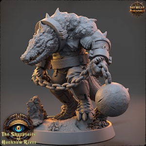 Peut inclure: Une miniature grise et détaillée d'une créature reptilienne avec une chaîne et une boule attachées à son poignet. La créature a un corps écailleux et blindé et une tête reptilienne aux dents acérées. La miniature est posée dans une posture dynamique, la tête tournée sur le côté et la jambe droite levée. La miniature est placée sur une base circulaire avec une surface texturée.