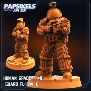 Puede incluir: Una miniatura impresa en 3D de un guardia espacial humano, con un casco y un arma. La miniatura está pintada de color marrón y está de pie sobre una base redonda. El texto "HUMAN SPACE - XB GUARD FL-OW-G" está impreso en la base.