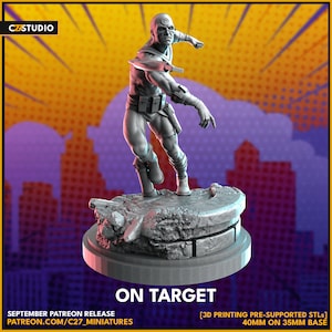 Könnte beinhalten: Eine graue 3D-gedruckte Miniatur einer Superheldenfigur mit einer kreisförmigen Augenmaske, die auf einem zerbrochenen Steinsockel steht. Die Figur ist in einer dynamischen Action-Pose dargestellt, mit einem erhobenen Bein und dem anderen gebeugt. Die Figur hält eine Waffe in einer Hand. Der Text "ON TARGET" ist unter der Figur gedruckt. Der Text "SEPTEMBER PATREON RELEASE" ist über der Figur gedruckt. Der Text "PATREON.COM/C27_MINIATURES" ist unter dem Text "ON TARGET" gedruckt. Der Text "[3D PRINTING PRE-SUPPORTED STLs] 40MM ON 35MM BASE" ist unter dem Text "PATREON.COM/C27_MINIATURES" gedruckt.