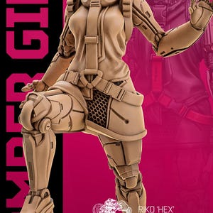 Op de afbeelding: Een bruin futuristisch figuur uit de "Bomber Girls Gang" serie, met een gedetailleerd mechanisch ontwerp. Het figuur staat op een rotsachtige basis, met de tekst "RIKO 'HEX' VAUGHN" en "JULY RELEASE" zichtbaar. De achtergrond is felroze.