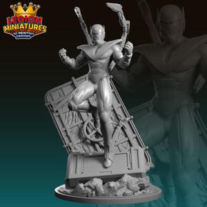 Op de afbeelding: Een grijze 3D-geprinte figuur van een superheld in een dynamische pose, met opgeheven armen en één been uitgestrekt. De figuur staat op een voetstuk met een gedetailleerde achtergrond en het "Legion Miniatures" logo.