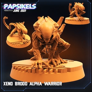 Peut inclure: Une miniature imprimée en 3D d'une créature extraterrestre du film Alien. La créature est en position accroupie, les griffes tendues. La miniature est peinte en brun clair. La miniature est sur une base circulaire avec une surface texturée. Le texte "XENO BROOD ALPHA WARRIOR" est imprimé sous la miniature.