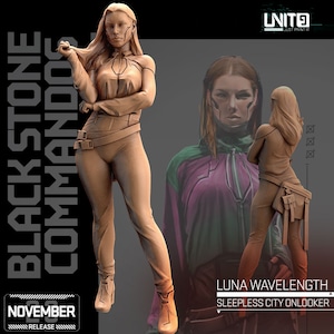 Könnte beinhalten: Eine 3D-gedruckte Miniatur einer weiblichen Figur in einem futuristischen Outfit. Die Figur steht mit einer Hand auf der Hüfte und hält in der anderen Hand eine Waffe. Die Figur ist in brauner Farbe bemalt. Der Hintergrund des Bildes ist ein verschwommenes Bild einer Stadt.