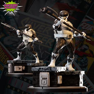 Könnte beinhalten: Zwei Actionfiguren eines Power Rangers in einem schwarz-weißen Anzug, die eine Waffe halten. Die Figuren stehen auf einer Plattform mit Ziegelmuster und einem Stromsymbol. Das Hardcore Miniatures-Logo befindet sich oben links.