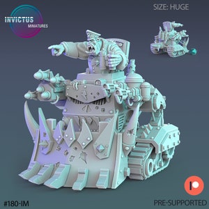 Op de afbeelding: Een grijs 3D-geprint model van een groot, zwaar bewapend, rupsvoertuig met een zittende Ork-bestuurder. Het voertuig heeft een grote, met spikes bedekte mes aan de voorkant en talloze kanonnen en kanonnen. Het model is gemarkeerd met "#180-IM" en "PRE-SUPPORTED".