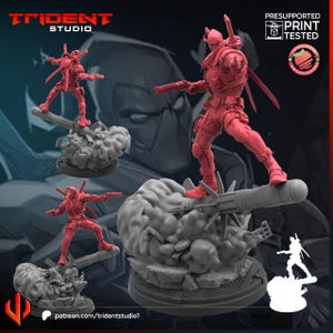 Op de afbeelding: Rode 3D-geprinte Deadpool-figuur, geposeerd op een raket, met een gedetailleerde basis van rook en puin. Het figuur houdt twee pistolen vast en heeft twee zwaarden. Het Trident Studio-logo staat linksboven.