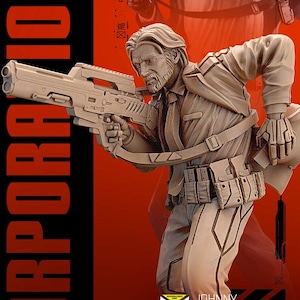 Könnte beinhalten: Eine 3D-gedruckte Miniaturfigur eines Mannes, der eine Waffe hält. Die Figur trägt einen Anzug und eine Krawatte und hat einen ernsten Gesichtsausdruck. Die Figur steht auf einem roten Hintergrund mit dem aufgedruckten Text "CORPORATION" und "JUNE RELEASE". Der Text "JOHNNY SECURITY OFFICER MICROMACHINES CORP." ist ebenfalls auf dem Hintergrund aufgedruckt.