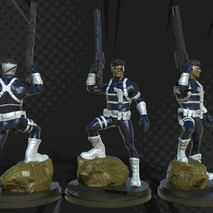 Pode incluir: Estatueta de um personagem em um terno azul escuro com detalhes brancos, botas e uma cobertura para a cabeça. A figura está segurando um grande rifle preto e está em uma base de rocha. O fundo é cinza escuro com linhas brancas.