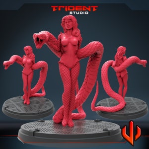 Puede incluir: Una figura femenina roja con brazos y piernas en forma de serpiente. La figura está de pie sobre una base redonda y gris con una superficie texturizada. La figura está posada con un brazo levantado y el otro brazo doblado en el codo. Las piernas de la figura están cruzadas en los tobillos. La cabeza de la figura está inclinada hacia un lado. Los ojos de la figura están cerrados. El cabello de la figura es largo y fluido. El cuerpo de la figura está cubierto de escamas. La cola de la figura está enroscada alrededor de su cuerpo. La figura es un modelo impreso en 3D.