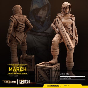 Puede incluir: Una miniatura impresa en 3D de un personaje femenino que lleva una capa con capucha y sostiene un arma futurista. El personaje está de pie sobre una caja de madera con el texto "Hellen Nomads Tribe" impreso en ella. La miniatura está pintada de color marrón.