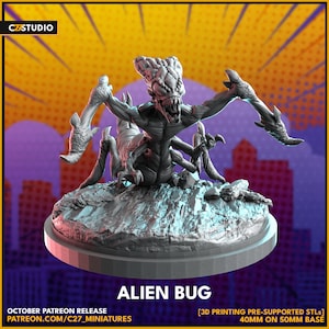 Puede incluir: Una miniatura de insecto alienígena impresa en 3D con múltiples patas y una cabeza grande. La miniatura es gris y está colocada sobre una base rocosa. La miniatura tiene 40 mm de altura y se asienta sobre una base de 50 mm. El texto "Alien Bug" está impreso debajo de la miniatura.