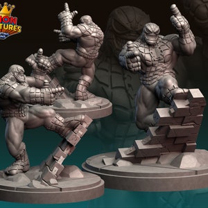 Puede incluir: Una miniatura impresa en 3D de una figura humanoide gris con una superficie texturizada y rocosa. La figura está en una pose dinámica, con una pierna levantada y un brazo extendido. La figura está de pie sobre una base de ladrillo gris roto.