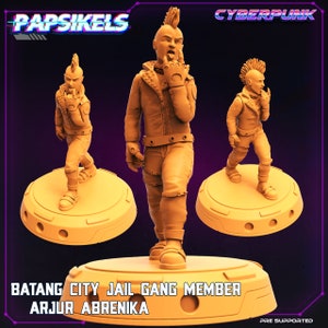 Op de afbeelding: Een 3D-geprint miniatuurfiguur van een cyberpunk-personage met een mohawk-kapsel, gekleed in een leren jack, jeans en laarzen. Het figuur staat op een ronde basis. De tekst "Batang City Jail Gang Member Arjur Abrenika" is op de basis gedrukt.