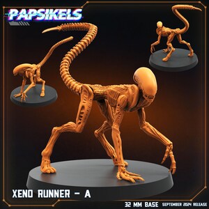 Op de afbeelding: Een gedetailleerd, oranje plastic miniatuur van een buitenaards wezen met een lange staart, staande op een 32 mm basis. Het miniatuur is gelabeld "XENO RUNNER - A" en "PAPSIKELS" in een retro, gepixelde lettertype. Het miniatuur maakt deel uit van een collectie sciencefiction-figuren.