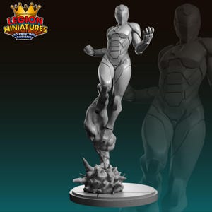 Op de afbeelding: Een grijze 3D-geprinte miniatuur van een futuristische vrouwelijke figuur in een dynamische pose, schijnbaar in de lucht. De figuur draagt een nauwsluitend pak met pantserdetails. De basis is een cirkelvormig platform. Het logo "LEGION MINIATURES 3D PRINTING DESIGNS" is zichtbaar.