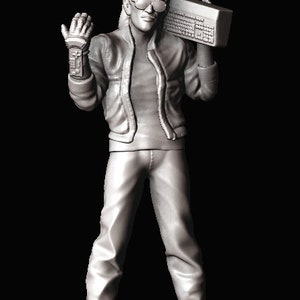 Op de afbeelding: Een wit beeldje van een persoon die een jas en een zonnebril draagt, met een keyboard-achtig object over de schouder.