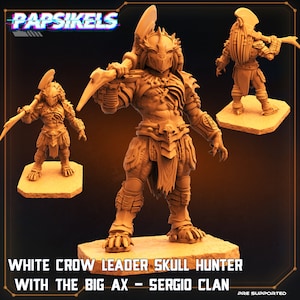 Puede incluir: Una miniatura impresa en 3D de un personaje de Predator, un cazador alienígena ficticio. La figura sostiene un hacha grande y lleva un casco de calavera y armadura. La figura está pintada en un esquema de color marrón y negro. El texto "White Crow Leader Skull Hunter with the Big Ax - Sergio Clan" está impreso en la base de la figura.