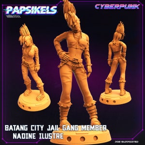 Op de afbeelding: Een 3D-geprint miniatuur van een vrouwelijk personage met een mohawk-kapsel, dat een leren jack, broek en laarzen draagt. Het personage houdt een wapen in haar rechterhand. Het miniatuur is geschilderd in een lichtbruine kleur. De tekst "Batang City Jail Gang Member Nadine Ilustre" is onder het miniatuur gedrukt.