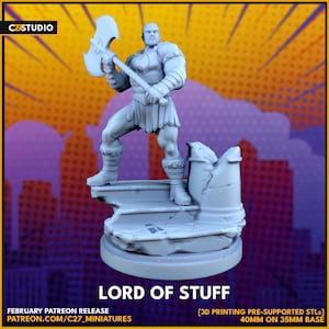 Op de afbeelding: Een grijs 3D-geprint miniatuur van een gespierd figuur dat een grote bijl zwaait. De figuur staat op een gebroken stenen basis. De miniatuur heeft de titel "Lord of Stuff" en is een februari Patreon-release van C27_Miniatures. De miniatuur is 40 mm hoog en staat op een 35 mm basis.