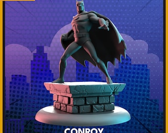 Op de afbeelding: Een grijze Batman-figuur, staand op een bakstenen platform. De figuur draagt een cape en kap, tegen een achtergrond van een stadsgezicht. De basis is 40 mm en de schaal is 75 mm. De naam "CONROY" wordt hieronder weergegeven.