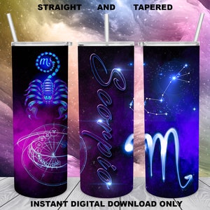 Pu&ograve; includere: Un set di tre bicchieri in acciaio inossidabile con sfondo galattico e design a scorpione blu. I bicchieri presentano il segno zodiacale Scorpione e le parole "Scorpione" e "Dritto e Conico".