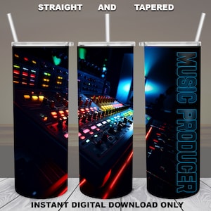 Puede incluir: Un vaso negro y azul con el texto "MUSIC PRODUCER" en contorno azul. El vaso presenta un primer plano de una mesa de mezclas de música con luces de colores.