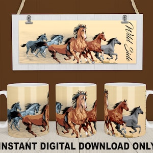 Puede incluir: Tres tazas blancas con un fondo marrón y beige que muestra un grupo de caballos corriendo. El texto "Wild Side" está en el lado derecho de la taza.