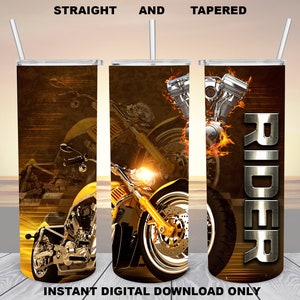 Puede incluir: Un diseño de descarga digital para un vaso con una motocicleta amarilla con un motor cromado y la palabra "RIDER" en letras plateadas. El fondo es un degradado marrón y amarillo con una puesta de sol borrosa.