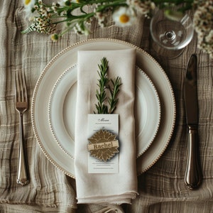 Personalised Sun Flower-Shaped Engraved Place Names for Wedding Tables - Personalised Elegant Rustic Table Decorations for Special Occasions