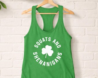 Knäböj och upptåg - St Patrick's Day-tröja, rolig träningslinne, tyngdlyftningströja, gympresenter, träningslinne för helgen, fitnessoutfit