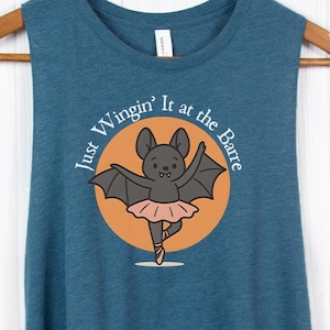 Lustige Halloween Workout Shirts Barre Tanks Lustiges Barre Shirt Pilates Workout Top Barre Instrukteur - Just Wingin &#39;it an der Barre