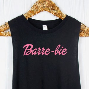 Barre-bie Tank Tops - Śmieszne koszulki Barre Prezenty dla instruktorów Barre Barre Tank Top Barre Bluzy Barre Bie Tank Topy do ćwiczeń