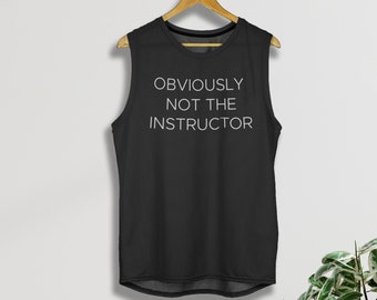 Può includere: Canotta nera senza maniche con testo bianco che recita "OBVIOUSLY NOT THE INSTRUCTOR".