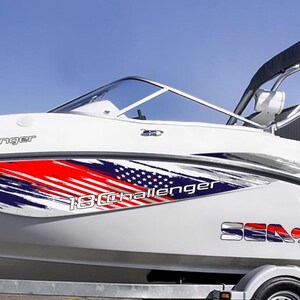 Puede incluir: Lancha motora blanca con parabrisas y toldo negro. La embarcaci&oacute;n presenta gr&aacute;ficos rojos, blancos y azules con el texto "18 Challenger" y "Sea Doo 400". La lancha est&aacute; sobre un remolque.