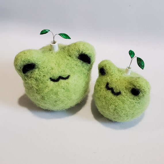 Felted Froggie With Potted Plant | Needlefelting | Green | Animal