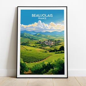 Może przedstawiać: Winiety vintage przedstawiający malowniczy widok winnic i małego miasteczka w regionie Beaujolais we Francji. Plakat przedstawia błękitne niebo z białymi chmurami i zielone wzgórza w tle.