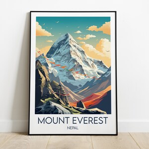 以下が含まれることがあります： 世界で最も高い山、エベレスト山のカラフルなイラスト。祈りの旗と青い空が描かれています。画像の下部に「MOUNT EVEREST NEPAL」の文字があります。