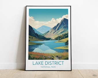 Könnte beinhalten: Eine farbenfrohe Illustration einer Bergseenlandschaft mit blauem Himmel und grünen Bergen. Der Text "LAKE DISTRICT NATIONAL PARK" befindet sich am unteren Rand des Bildes.