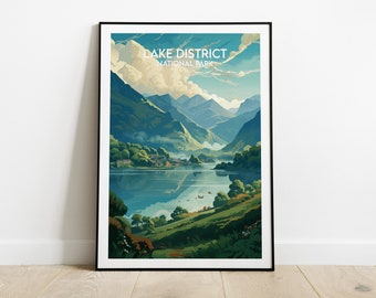 Könnte beinhalten: Eine gerahmte Illustration eines Sees, umgeben von Bergen und Bäumen. Der Text "LAKE DISTRICT NATIONAL PARK" befindet sich oben im Bild.