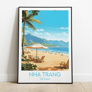 Op de afbeelding: Een retro-reissposter met een strandscène met palmbomen, een witte parasol en ligstoelen. De poster heeft een blauwe lucht, een turquoise zee en een zandstrand. De tekst op de poster luidt "NHA TRANG VIETNAM".